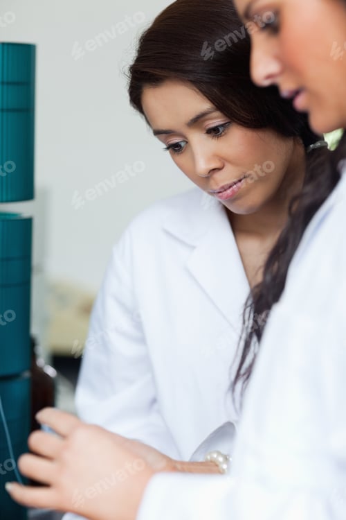 Preview: Portrait of students looking at a Petri dish