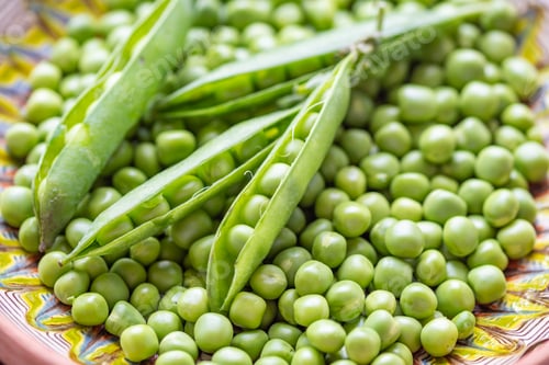 Preview: Closeup of fresh organic green peas in a bowl