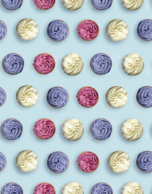 Vista previa: Patrón de cupcakes con crema sobre fondo azul claro, vista desde arriba