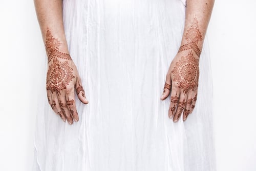 Preview: Woman in white dress with henna tattoo on hands