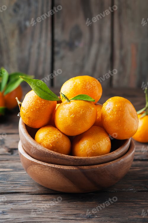 Vorschau: Süße Orangenmandarine auf dem Holztisch