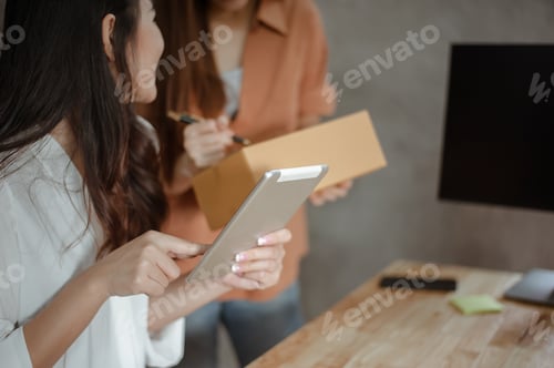Visualização: Jovem mulher asiática trabalha em casa, marketing on-line, embalagem e entrega para clientes em casa.