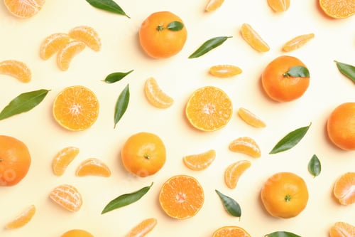 Preview: Composition with tangerines and leaves on color background, flat lay