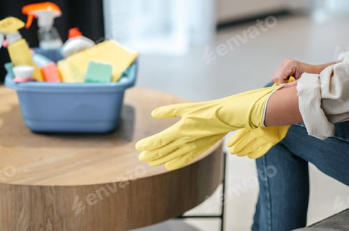 Preview: Close up picture of female hands taking on gloves