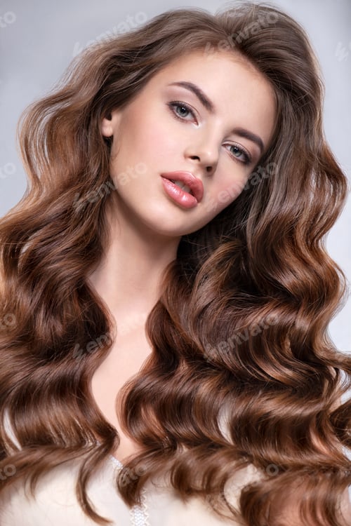 Vista previa: Portrait of a beautiful woman with a long brown hair.