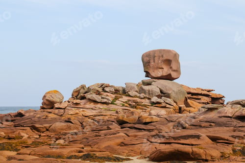 Preview: The Cube - bizarre rock formation on Pink Granite Coast in Brittany