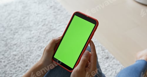 Preview: Woman hold with cellphone with green screen