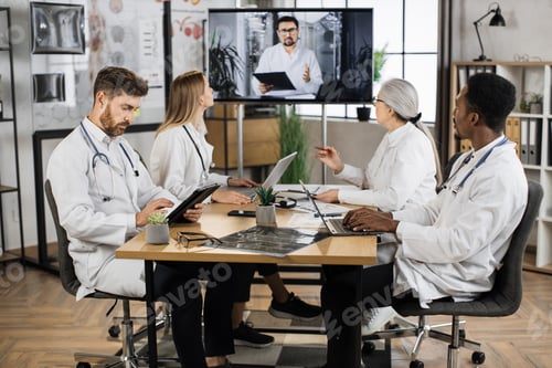 Preview: Doctors having online briefing with male colleague