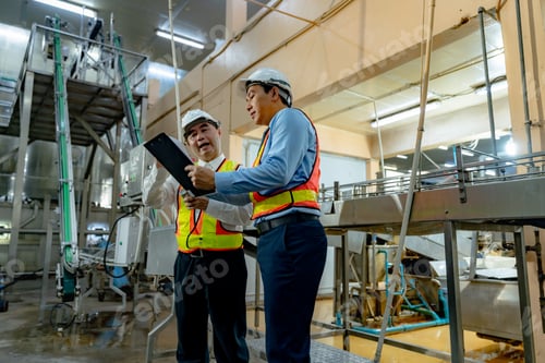 Preview: Asian staff oversee production and inspection in factories.