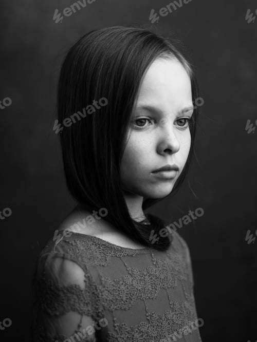 Vorschau: Schönes kleines Mädchenporträt in Nahaufnahme, abgeschnittene Ansicht im dunklen Hintergrundmodell