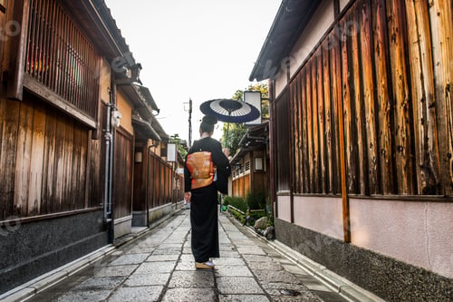 Preview: Asian woman with yukata walking in Kyoto, Japan