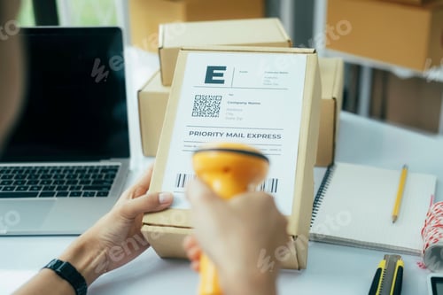 Preview: Scanning parcel barcode before shipment.