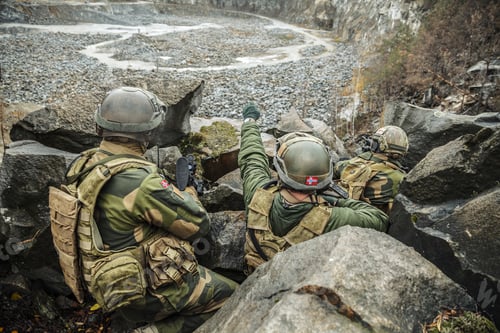 Preview: Norwegian patrol among the rocks