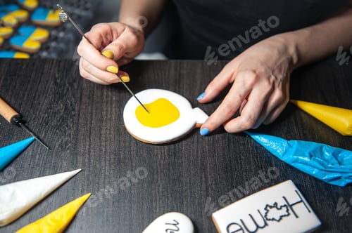 Preview: Preparation of handmade gingerbread with symbols of Ukraine, icing.