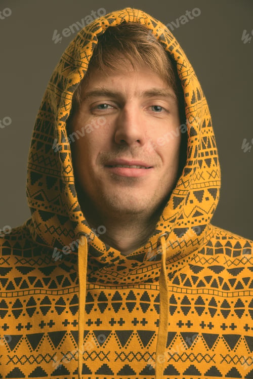Preview: Handsome man against gray background