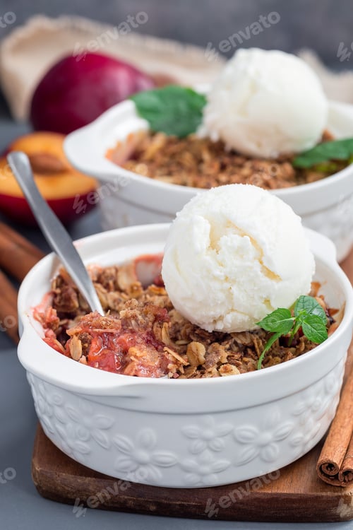Preview: Plum crumble pie or plum crisp with oats and spices, served with
