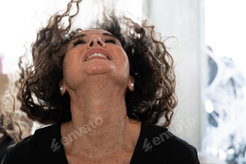 Preview: Adult woman waving her hair in a hairdresser salon