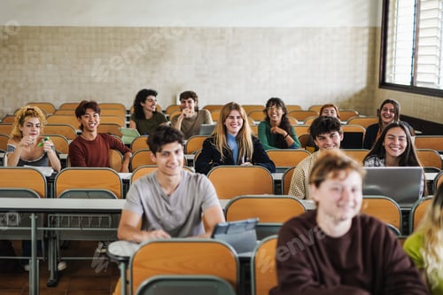 Visualização: Jovens estudantes sorrindo dentro da sala de aula da escola na universidade - Concentre-se no rosto de uma garota loira