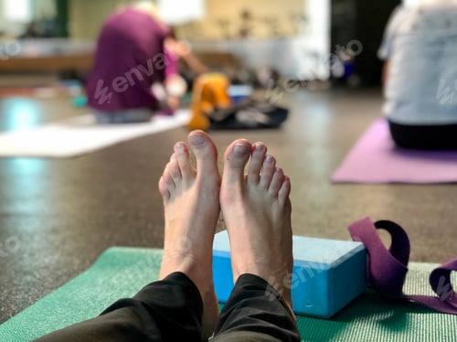 Preview: Active feet in yoga class