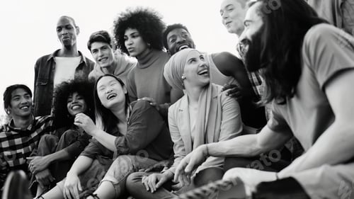 Visualização: Grupo diversificado de amigos aproveita a festa juntos no dia de verão. Jovens. Edição em preto e branco