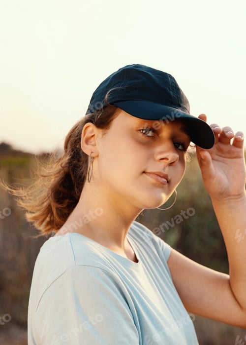 Preview: Teen girl in dark blue baseball cap and t-shirt
