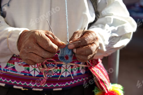 Preview: Closeup of old man hands knitting, Taquile island, Peru