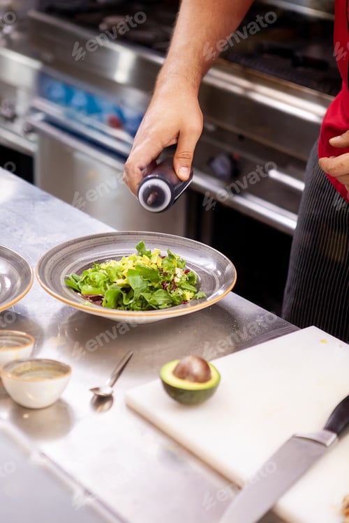 Preview: Chef seasoning delicious salade