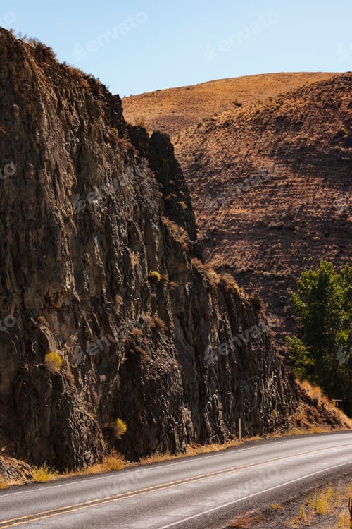 Preview: A road through a canyon with steep cliffs.