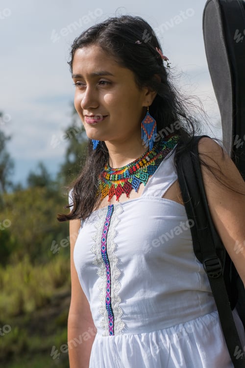 Vista previa: Retrato de una mujer joven de una comunidad indígena colombiana. Grupo étnico
