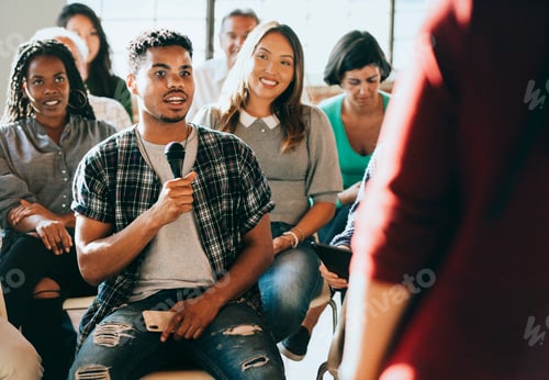 Visualização: Diversas pessoas em um seminário