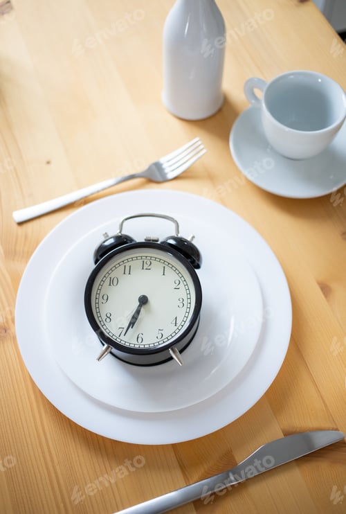 Preview: intermittent fasting concept alarm clock on kitchen table