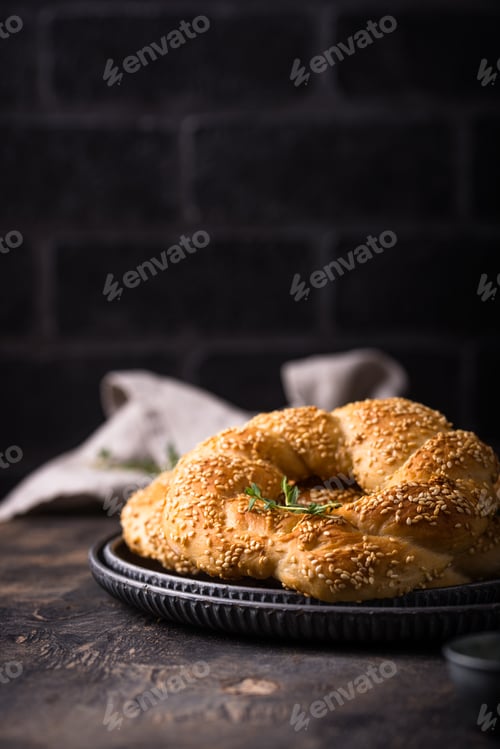 Preview: Traditional Turkish bagel simit with sesame