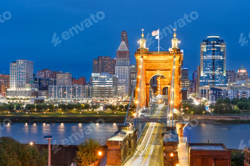 Preview: Cincinnati, Ohio, USA Skyline on the River
