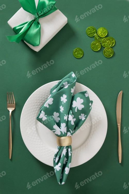 Preview: St Patricks day table setting with shamrock napkin