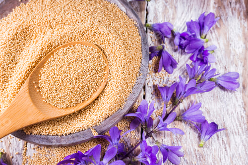 Visualização: Tigela com grãos de amaranto em fundo de madeira, vista superior