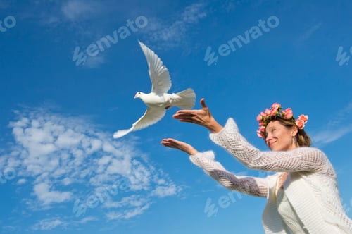 Preview: Woman releasing white dove into sky