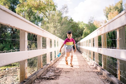 Preview: Boy in a bridge