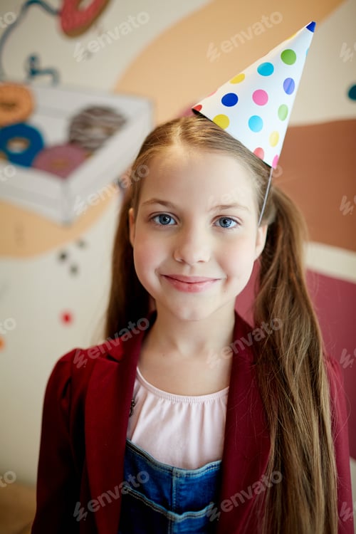 Preview: Girl in birthday-cap