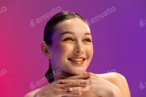 Preview: Caucasian woman wearing orange eye shadow and lip gloss on purple background