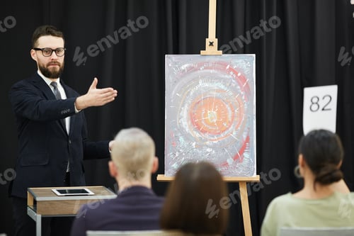 Preview: Man presenting the famous painting