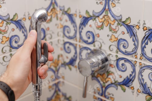 Visualização: Homem usando bidê no vaso sanitário ou no banheiro. Higiene masculina