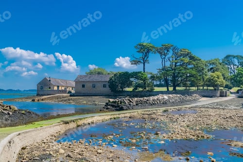 Preview: Berder island, in Brittany, at rising tide