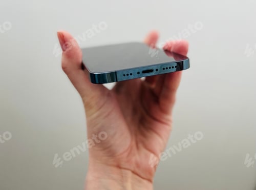 Preview: Smartphone in the girl's hand