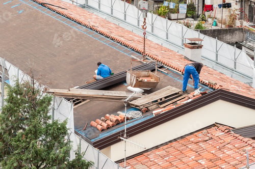 Preview: Workers in the construction of a roof.