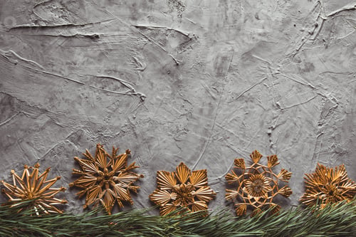 Preview: Homemade straw decor on Christmas tree close up. on a gray concrete background