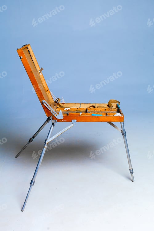 Preview: Empty grunge easel