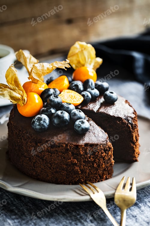 Preview: Chocolate cake with fresh Blueberry and Cape Gooseberry