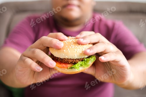 Preview: Enjoying Tasty Burger With Fresh Ingredients Delicious Treat Perfect for Lunch or Dinner