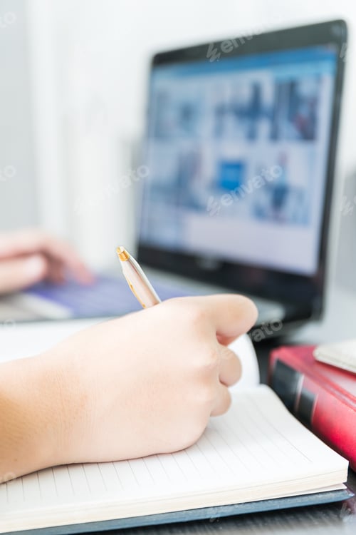 Preview: Hand working on laptop-3
