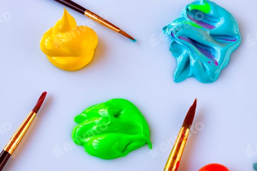 Preview: Paints blue, green and yellow, with brushes.